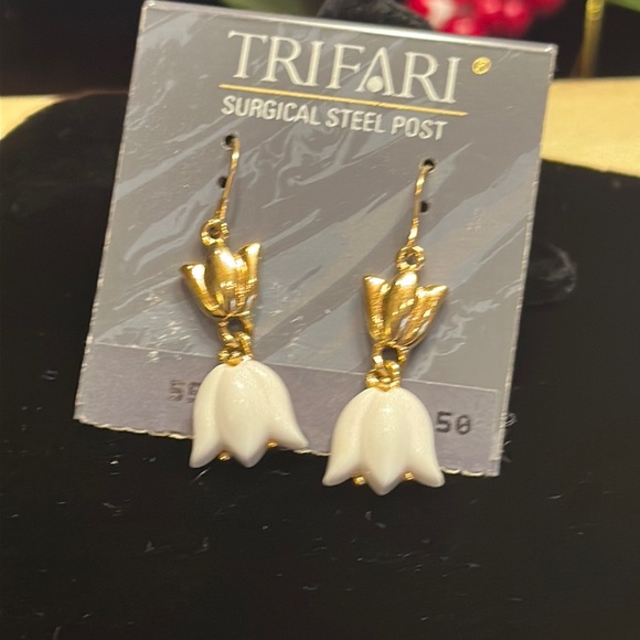 Trifari white tulip lucite resin acrylic dangle gold plate earrings